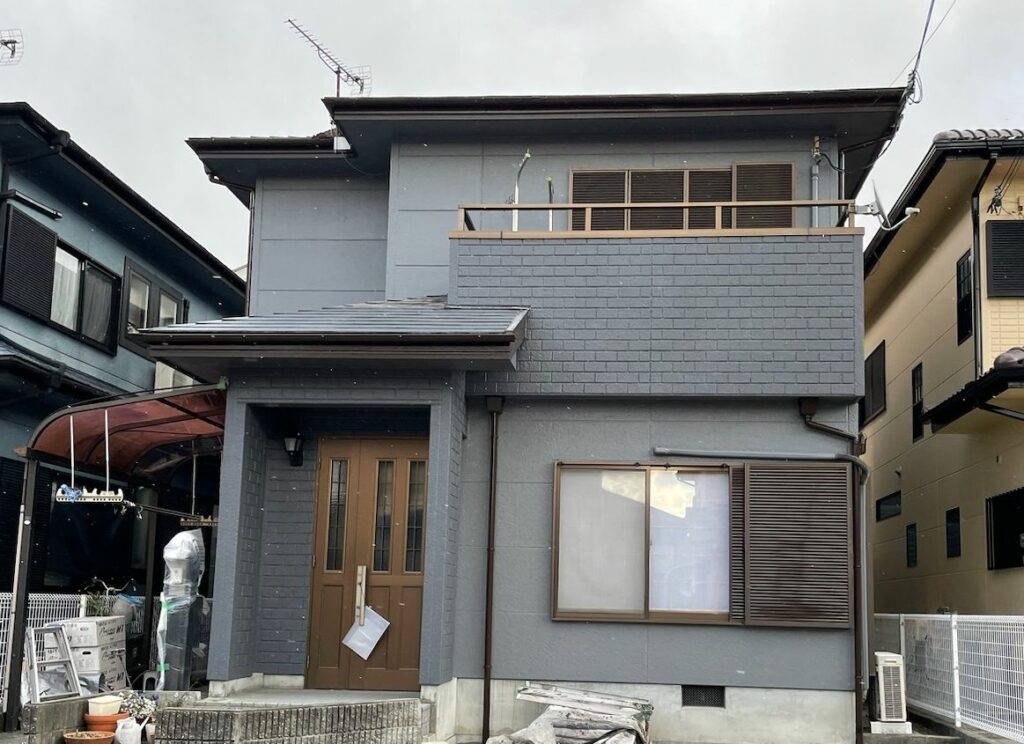 【和歌山市】　D様邸<br>『グレーカラーで統一された外壁と屋根がシックで素敵な仕上がりに…✧₊°』インテグラルコート塗布2